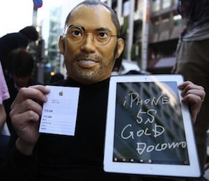 Gaya Nyeleneh Antrean iPhone di Jepang