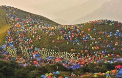 Keren! Lereng Gunung di China Penuh Ribuan Tenda Warna-warni