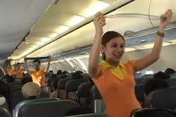 Joget Seksi Ala Lady Gaga & 5 Tingkah Heboh Pramugari