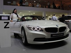 2 Mobil Sport BMW Jadi Ajang Narsis Pengunjung