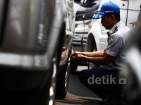 Dishub Cabut Pentil Mobil yang Parkir Sembarangan