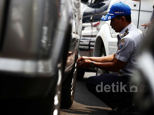 Dishub Cabut Pentil Mobil yang Parkir Sembarangan