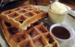 Beezy Kaffee: Mengobrol Santai Ditemani White Chocolate Panas dan Wafel