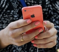 Berbahan Plastik dan Kemahalan, iPhone 5C Sepi Peminat?