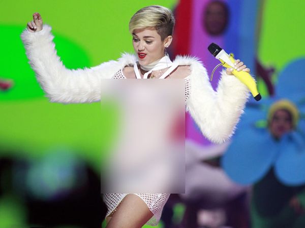 Penampilan Semi Bugil Miley Cyrus