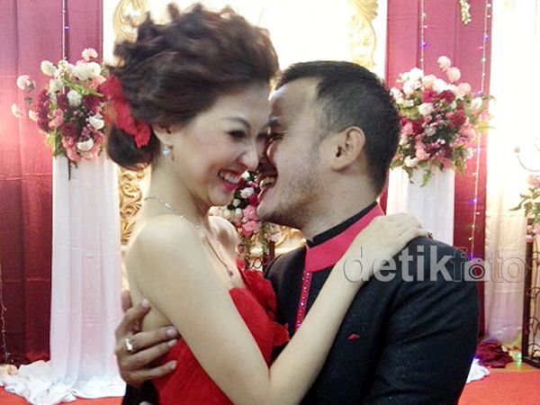 Resmi Lamaran, Ruben dan Wenda Makin Mesra