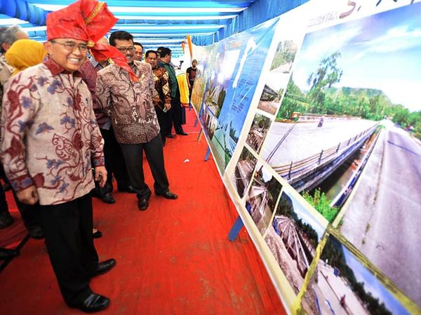 PU Resmikan Jembatan dan Bendungan