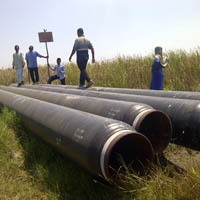 Warga Bersenjata Tajam Stop Proyek Pemasangan Pipa Minyak MCL