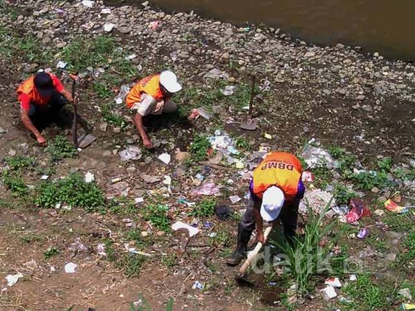 Pasukan Gorong-gorong Siap Cegah Banjir Cileuncang