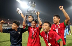 Evan Dimas mengangkat piala AFF U-19.