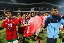 Para pemain Indonesia mengarak piala AFF U-19. Bruriy Susanto/detikFoto.