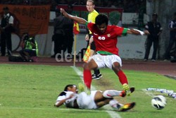 Ilham Udin menghindari tackling dari pemain Vietnam. Bruriy Susanto/detikFoto.