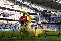 Sergio Aguero membobol gawang MU. Dalam pertandingan ini, Aguero dua kali membobol gawang MU. Gol itu tercipta di menit ke-16 dan 47. Reuters/Phil Noble.