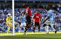 Yaya Toure menambah keunggulan untuk City. Gol itu berawal dari sebuah sepak pojok, bola ditanduk oleh Alvaro Negredo ke tiang jauh. Yaya Toure kemudian menyambutnya dengan satu sontekan. Reuters/Darren Staples.