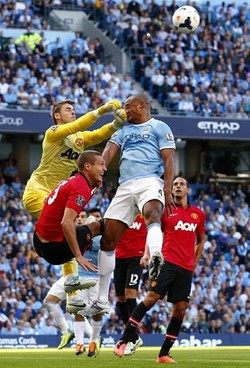 David de Gea melompat untuk mengamankan gawangnya dari serangan para pemain Manchester City. Reuters/Darren Staples