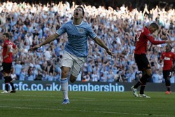 Samir Nasri merayakan gol yang dibuatnya di menit ke-50. Reuters/Phil Noble.