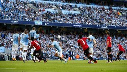 Wayne Rooney membobol gawang Manchester City melalui tendangan bebas. Reuters/Darren Staples.