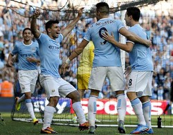 Sergio Aguero merayakan kemenangan bersama Negredo dan Nasri. Dengan hasil ini, City naik ke posisi ketiga dengan nilai 10. Sementara MU berada di posisi delapan dengan nilai 7. Reuters/Phil Noble.