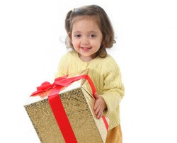 5 Hal yang Orangtua Perlu Ingat Saat Terlalu Sering Belikan Anak Hadiah