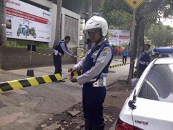 Halau Parkir Liar, Kawasan Mal Ambasador Kini Dipasangi Pita Hitam Kuning