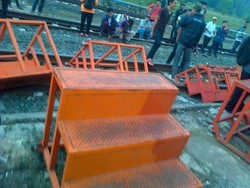 Penumpang di Stasiun Tigaraksa Blokir Rel Kereta Pakai Tangga Besi