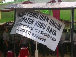 Ratusan Orang Amuk Kantor KPU Kubu Raya, Kapolres Terluka di Tangan