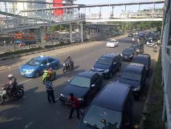  Dishub Sulit Tertibkan Parkir Liar di Depan Lab School Rawamangun