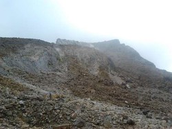 Berlari di Gunung Papandayan Demi Spaghetti Hangat