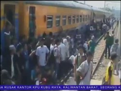 Ratusan Penumpang Blokade Jalur Rel