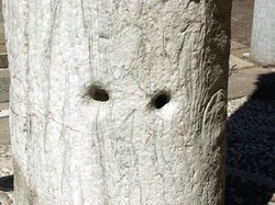 Pilar di Italia Ini Diyakini Pernah Ditanduk Iblis