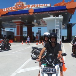 Bule Bermotor Tak Mau Ketinggalan Jajal Tol Atas Laut Bali Mandara