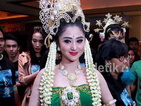 Dewi Persik Tampil ala Ratu Pantai Selatan