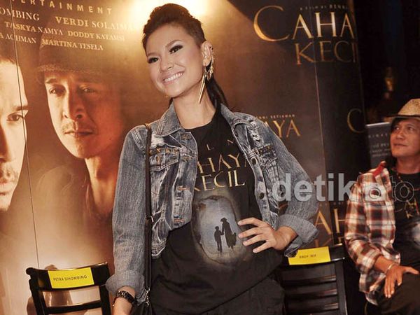 Gaya Martina Tesela di Premiere Cahaya Kecil