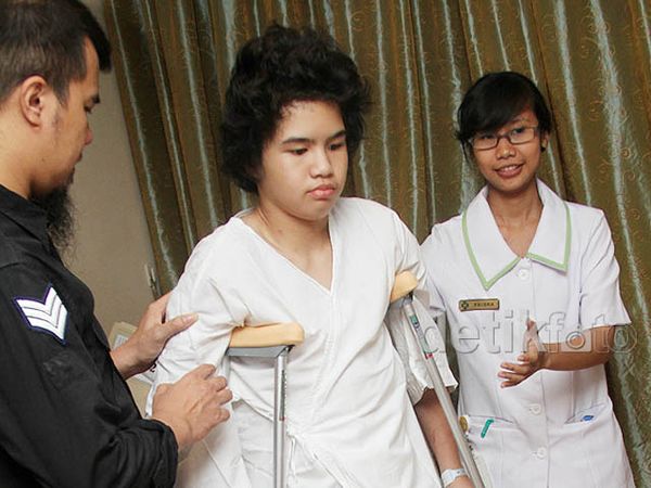 Dul Berjalan dengan Tongkat