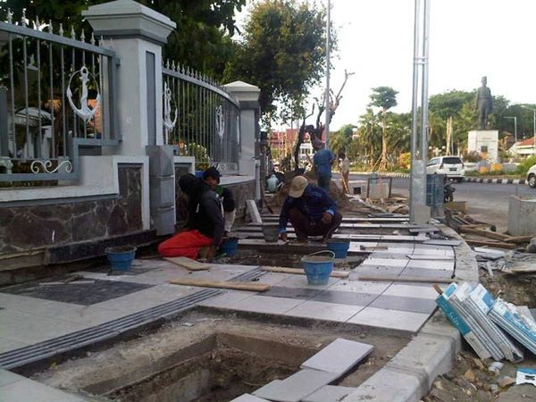 Pedestrian di Depan Balai Kota Surabaya Dipercantik Pedestrian di Depan Balai Kota Surabaya Dipercantik