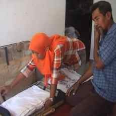 Selain Tukang Becak, Abdullah Jadi Kuli Angkut Barang