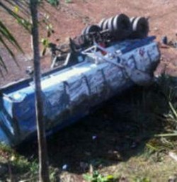 Trailer Tanki Solar PLTU Sudimoro Masuk Jurang