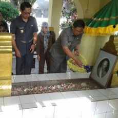 Ridwan Kamil dan Oded Ziarah ke Makam Wiranatakusumah dan Dewi Sartika
