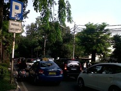 Parkir Mobil Jemputan Anak Sekolah di Jl Theresia Jakpus Buat Lalin Tersendat