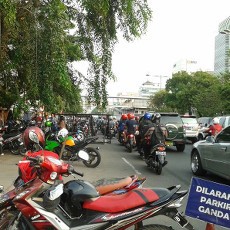 Ini Penampakan Parkir Liar Depan Polres Jakpus yang Dilematis