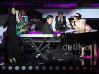 Kolaborasi Andien dan Raisa di Konser Irreplaceable