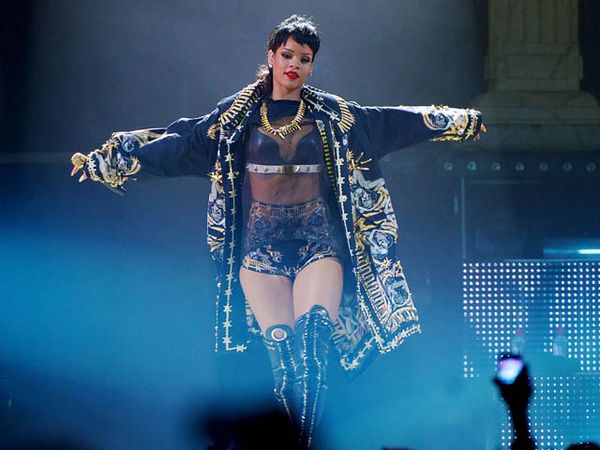 Gaya Sensasional Rihanna di Atas Panggung
