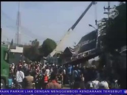 Evakuasi Jembatan Penyeberangan Roboh