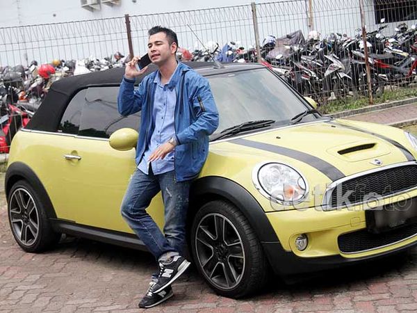 Raffi Ahmad dan Mobil Mini Cooper Kuningnya