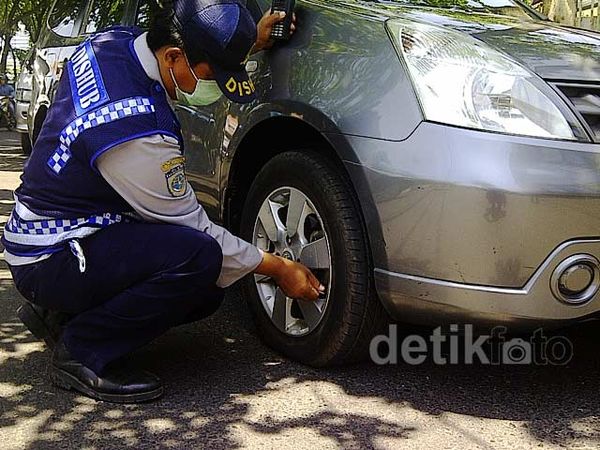 Parkir Sembarangan, Digembosi dan Ditilang
