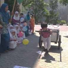Siswa-Siswi SD Muhammadiyah Tarik Gerobak