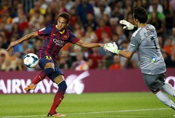 Dalam pertandingan yang dihelat di Camp Nou, Neymar membobol gawang Real Sociedad di menit ke-5. Reuters/Albert Gea.