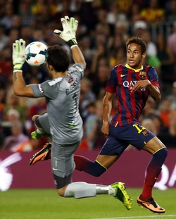 Neymar membobol gawang Real Sociedad setelah memanfaatkan umpan dari Alexis Sanchez. Reuters/Albert Gea.