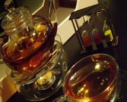 Aneh Tapi Nyata, Kafe di Dubai Sajikan Teh Emas 22 Karat