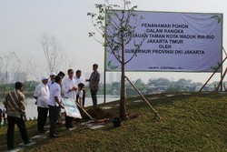 Jokowi Tanam Pohon Asal Afrika di Taman Waduk Ria Rio